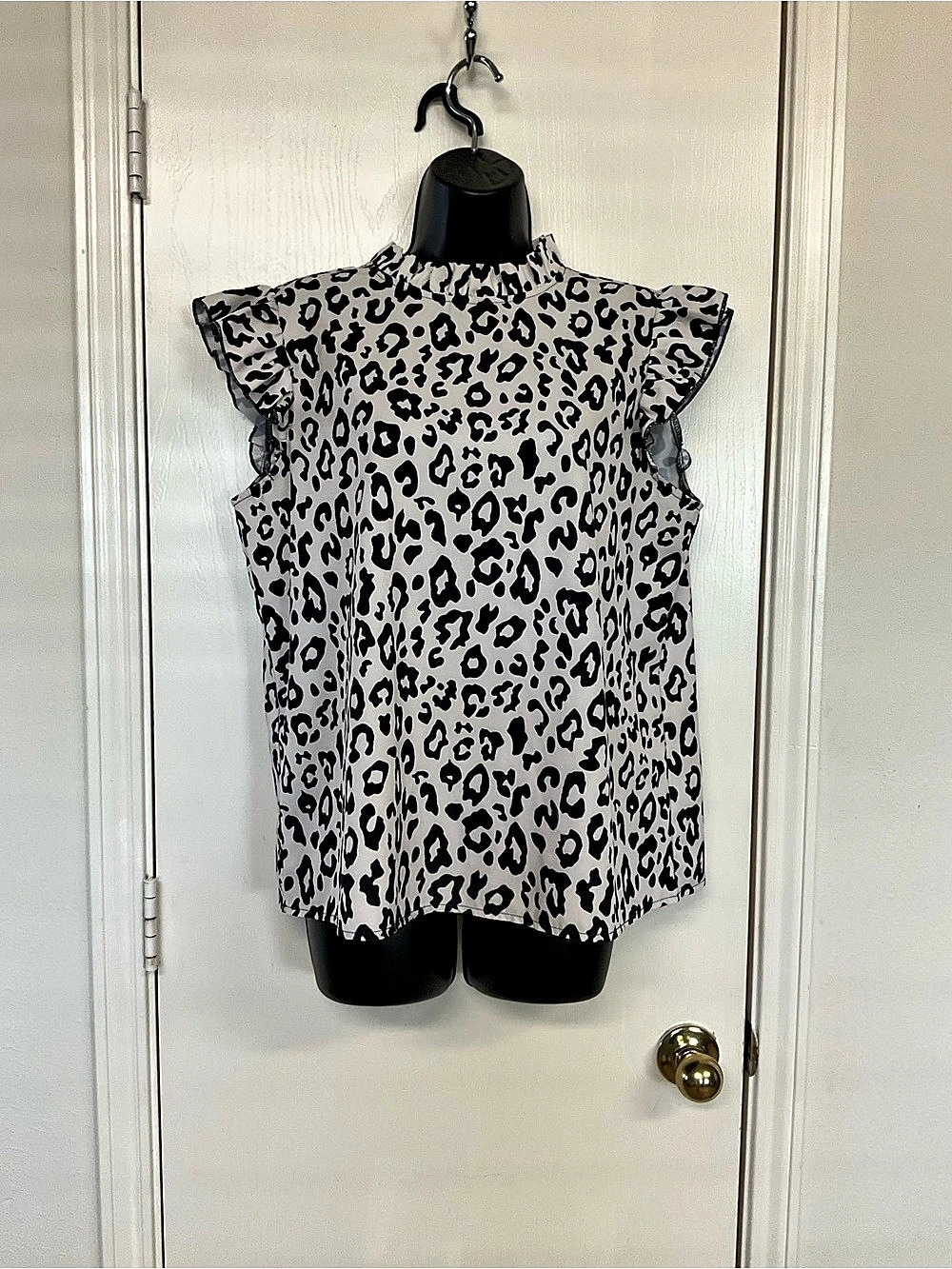 🌺$5.00 must bundle 🌺SHEIN Leopard Print Flutter Sleeve Blouse